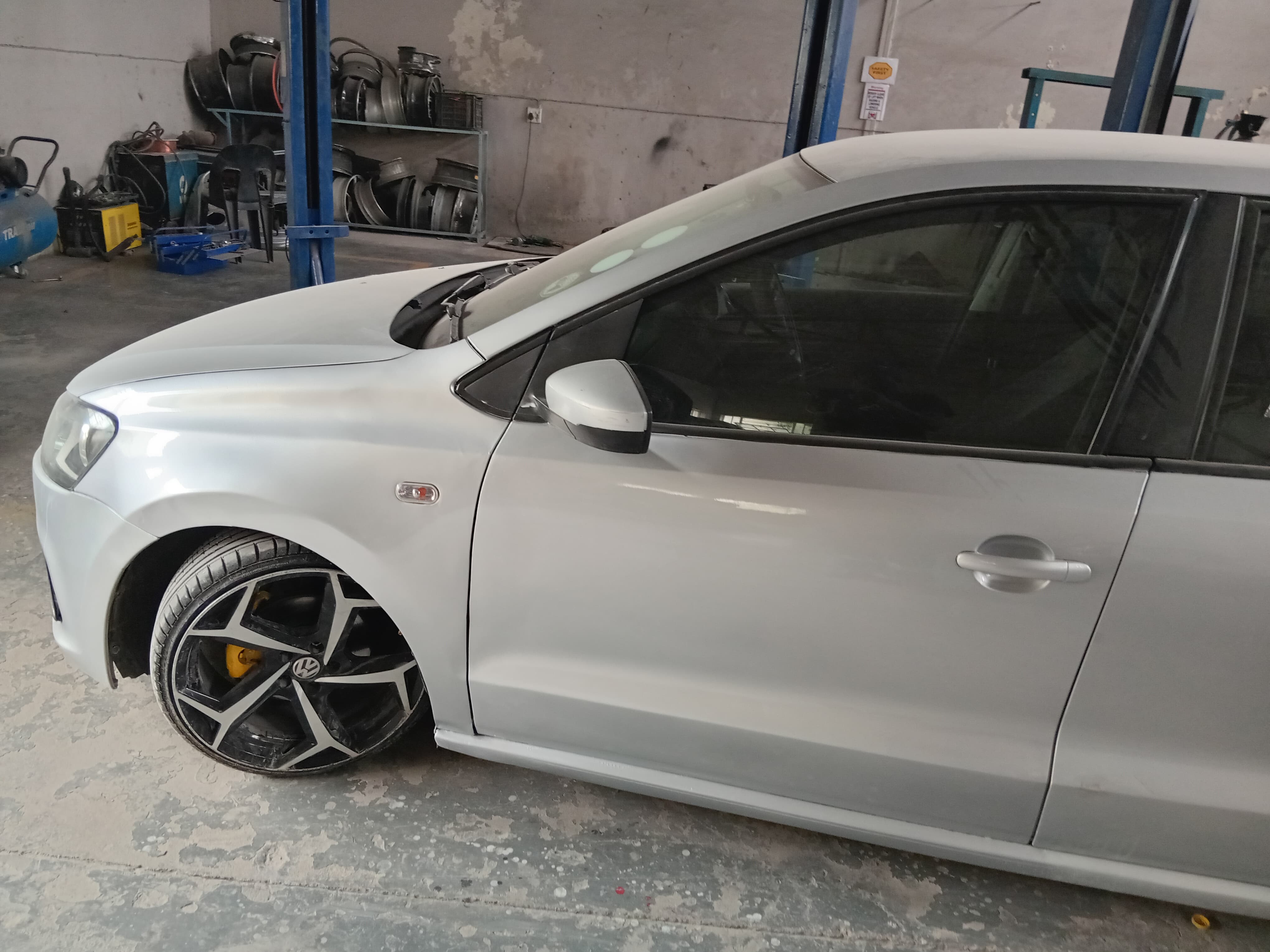 Vehicle with finished mag wheel inside the Tammag workshop